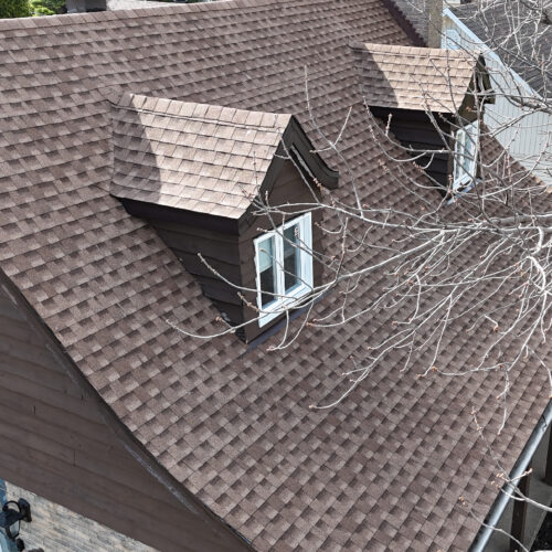 ue aérienne d'une maison résidentielle avec une nouvelle toiture réalisée par Zoom Toiture, utilisant des matériaux GAF. Petite maison, campagne, classique, Québec, Canada