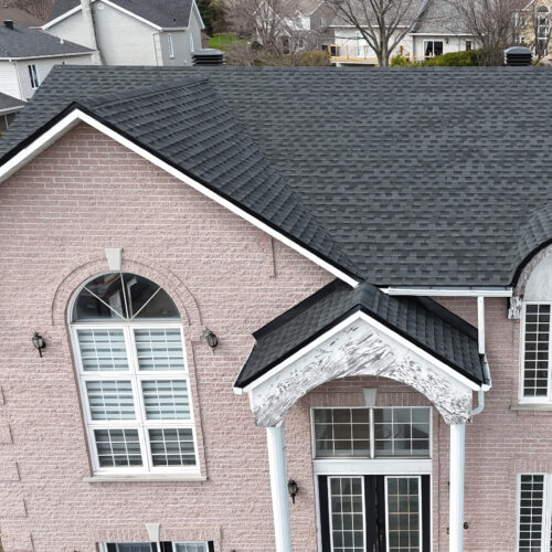 Vue aérienne d'une maison résidentielle avec une nouvelle toiture réalisée par Zoom Toiture, utilisant des matériaux GAF. Maison résidentiel, rose, blanc, noir, Québec, Canada