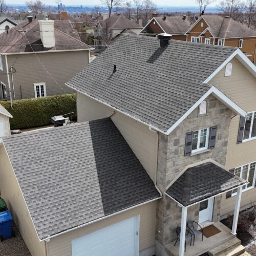 Vue aérienne d'une réalisation résidentielle par Zoom Toiture montrant une toiture neuve et parfaitement installée.